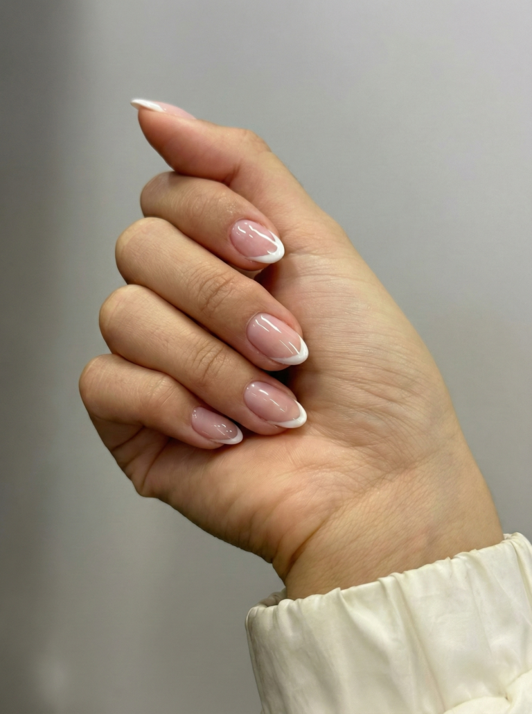 Descubra 6 inspirações de unhas simples e elegantes que vão dominar 2025. Do efeito glazed à francesinha prateada, veja como brilhar com minimalismo e sofisticação.
